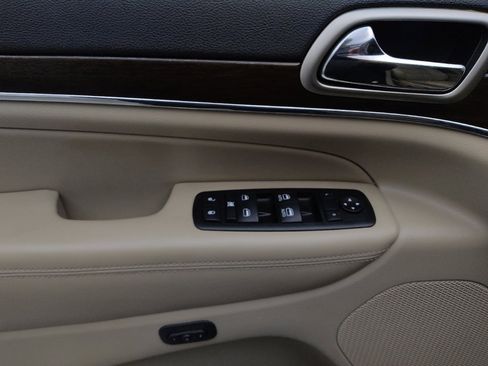 Used 2015 Jeep Grand Cherokee Limited w/ Luxury Group II image 27