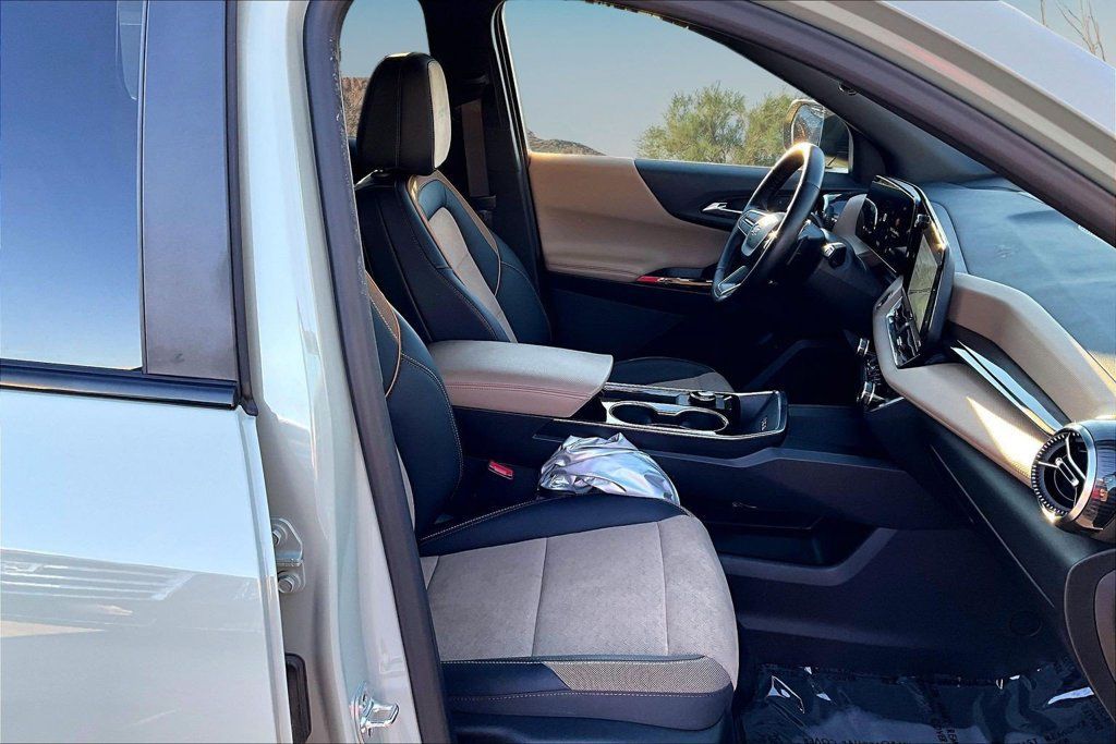 Used 2025 Chevrolet Equinox ACTIV w/ Safety and Technology Package AWD/4WD image 7