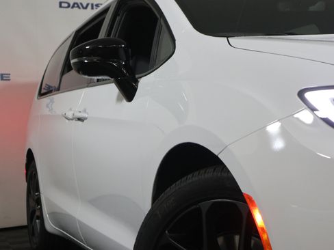 New 2026 Chrysler Pacifica Select FWD image 3
