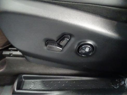 Certified 2025 Chrysler Pacifica Limited FWD image 3