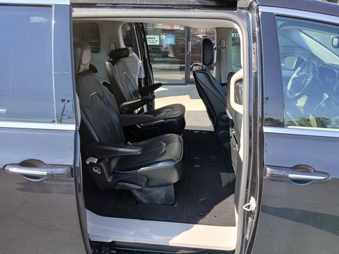 Used 2017 Chrysler Pacifica Limited FWD image 7