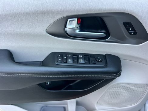 Used 2023 Chrysler Pacifica Touring-L image 13