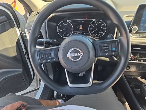 Used 2024 Nissan Rogue SV FWD image 8