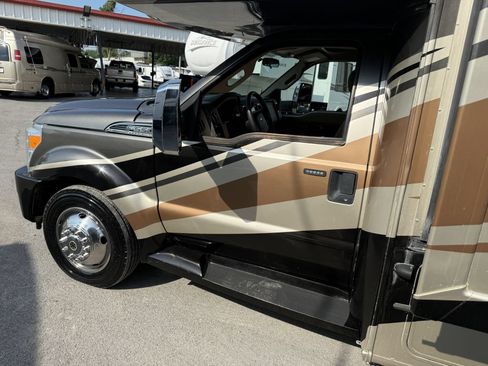 Used 2016 Ford F550 2WD Regular Cab Super Duty image 9