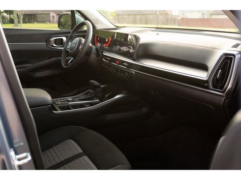 Used 2025 Kia Sorento LX FWD image 19