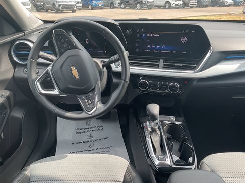 Used 2025 Chevrolet Trax LT w/ LT Convenience Package FWD image 12