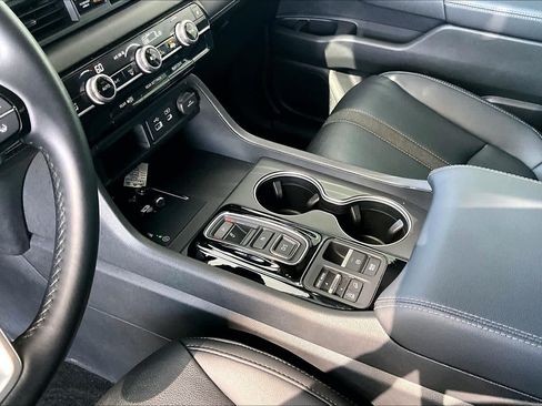Used 2025 Honda Pilot Touring image 17