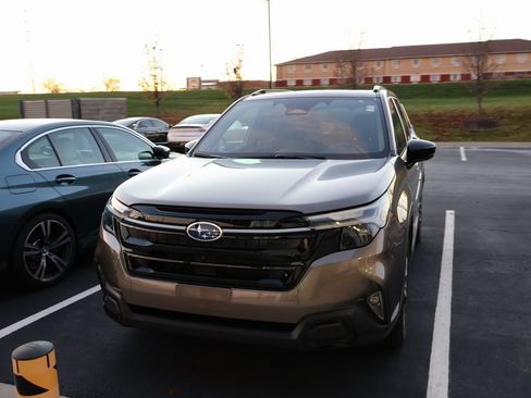 Used 2025 Subaru Forester Touring image 2