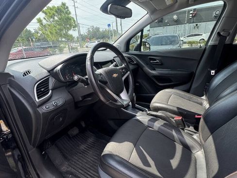 Used 2018 Chevrolet Trax LT w/ Sun & Sound Package AWD/4WD image 11