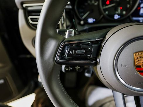 Certified 2025 Porsche Macan image 17