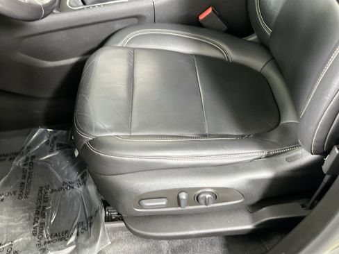 Used 2022 Chevrolet Traverse LT w/ LT Premium Package image 19