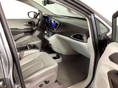 Used 2017 Chrysler Pacifica Touring-L Plus FWD image 39