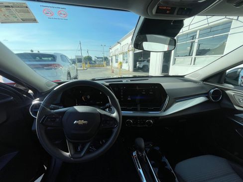 Used 2025 Chevrolet Trax LT image 33