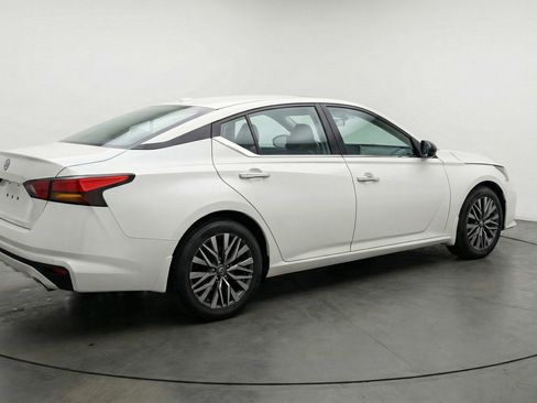 Used 2025 Nissan Altima 2.5 SV image 9