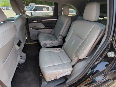 Used 2016 Toyota Highlander XLE FWD image 15