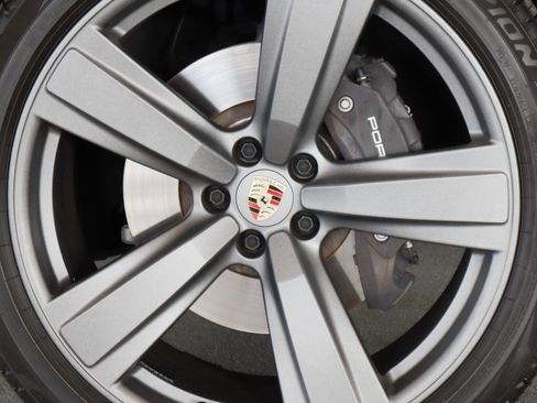 Certified 2025 Porsche Macan T image 14