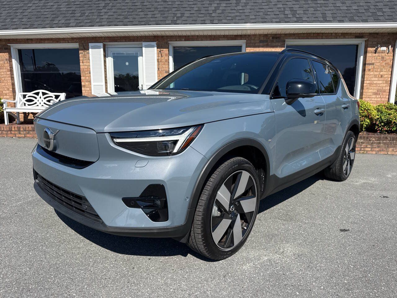 Used 2023 Volvo XC40 Recharge Ultimate w/ Protection Package Premier AWD/4WD image 3