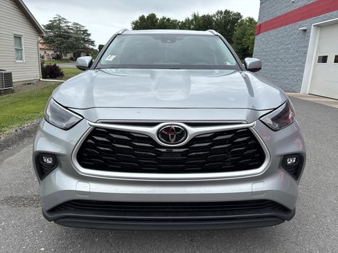 Used 2024 Toyota Highlander XLE AWD/4WD image 9