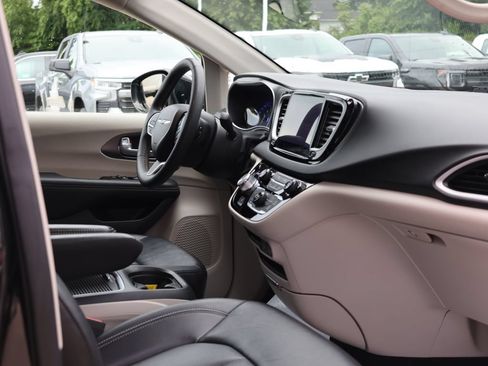 Used 2024 Chrysler Pacifica Touring-L FWD image 38