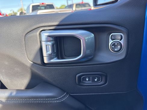 Used 2021 Jeep Gladiator Overland w/ Cold Weather Group AWD/4WD image 12
