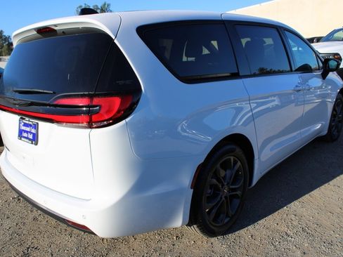 New 2026 Chrysler Pacifica Select image 4