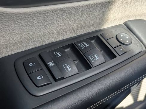 Used 2024 Chrysler Pacifica Limited FWD image 27