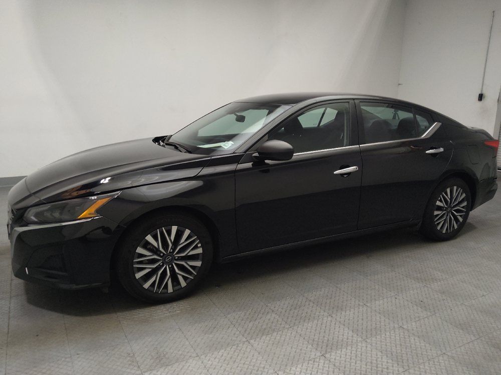 Used 2025 Nissan Altima 2.5 SV FWD image 2