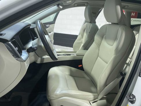 Used 2019 Volvo XC60 T5 Momentum w/ Multimedia Package AWD/4WD image 11