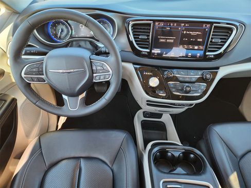 Used 2024 Chrysler Pacifica Touring-L image 26