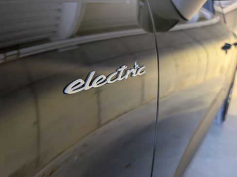 Used 2025 Porsche Macan Electric image 15