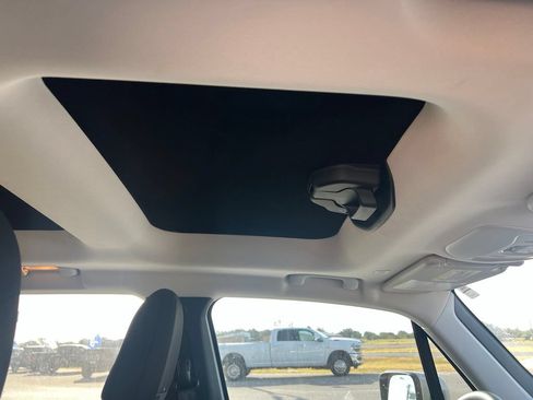 Used 2018 Jeep Renegade Latitude FWD image 11