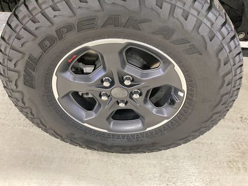 Used 2023 Jeep Gladiator Rubicon AWD/4WD image 10