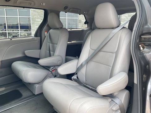 Used 2017 Toyota Sienna XLE w/ XLE Navigation Package AWD/4WD image 32