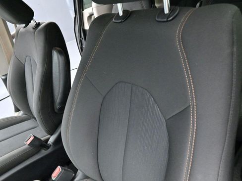 Used 2017 Chrysler Pacifica Touring FWD image 15