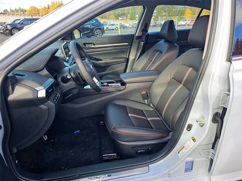 New 2025 Nissan Altima 2.5 SR image 18