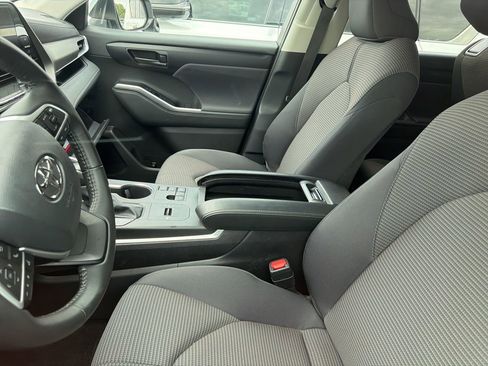 Used 2025 Toyota Highlander LE FWD image 10