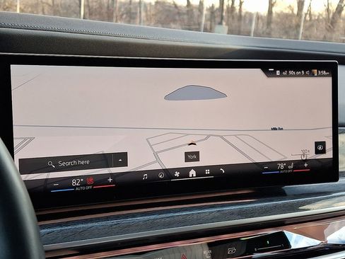 Certified 2023 BMW 760i xDrive AWD/4WD image 3