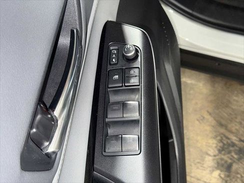 Certified 2022 Toyota Venza LE image 22