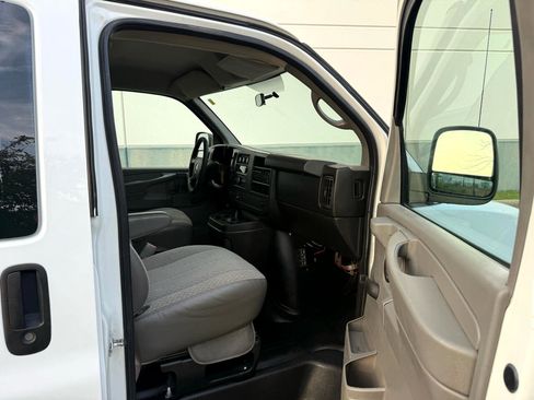 Used 2011 GMC Savana 3500 image 19