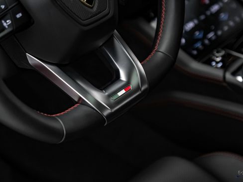Used 2025 Lamborghini Urus SE AWD/4WD image 50