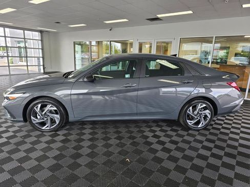 Used 2025 Hyundai Elantra SEL FWD image 6