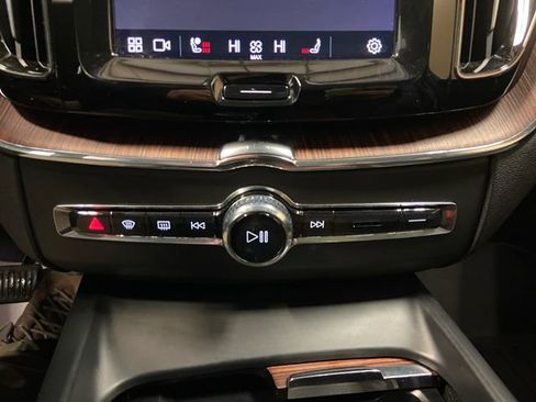Used 2024 Volvo XC60 B5 Plus image 21