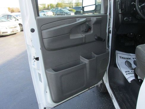 Used 2014 Chevrolet Express 3500 RWD image 25