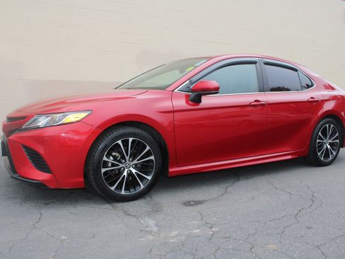 Used 2020 Toyota Camry SE image 16