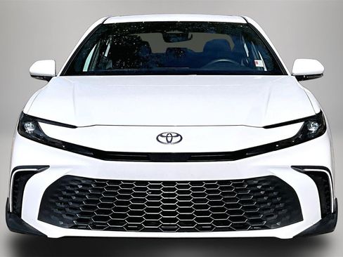 Used 2025 Toyota Camry SE image 3