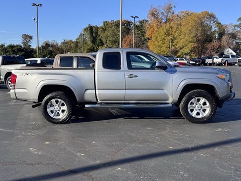 Used 2017 Toyota Tacoma SR image 4