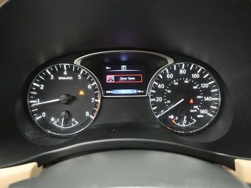 Used 2017 Nissan Pathfinder Platinum FWD image 3
