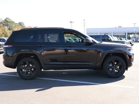 New 2025 Jeep Grand Cherokee Limited w/ Black Appearance Package AWD/4WD image 4