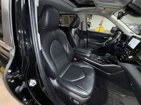 Certified 2024 Toyota Highlander XLE AWD/4WD image 16