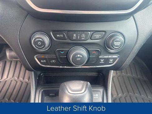 Used 2019 Jeep Cherokee Latitude Plus FWD image 19